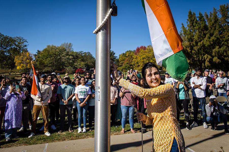在西北地区一年一度的国际升旗仪式上，一名来自印度的学生升起了她的祖国国旗, 每年秋天都会庆祝牛津大学的国际学生和多样性. (图片来源:Lauren Adams/<a href='http://q.ngskmc-eis.net/'>全国网赌正规平台</a>) 
